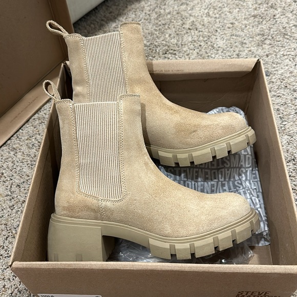 Steve Madden Hola Chelsea Bootie - Picture 4 of 6